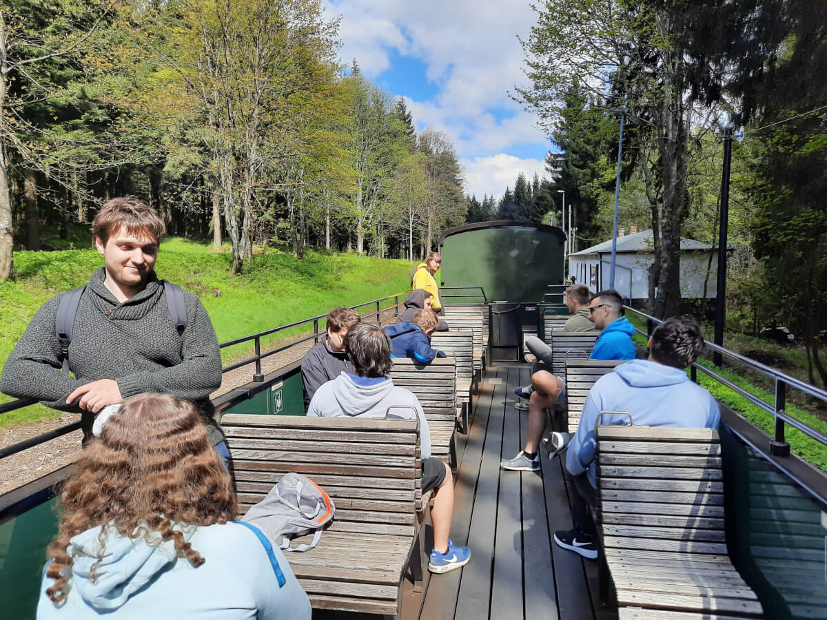 Jízda v otevřeném vagonu Fichtelbergbahn